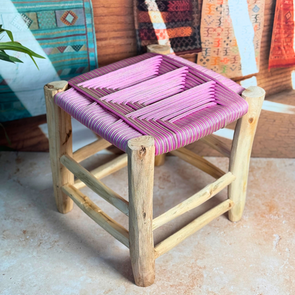 Tabouret artisanal TIZIRI Bois naturel & tressage rose et beige