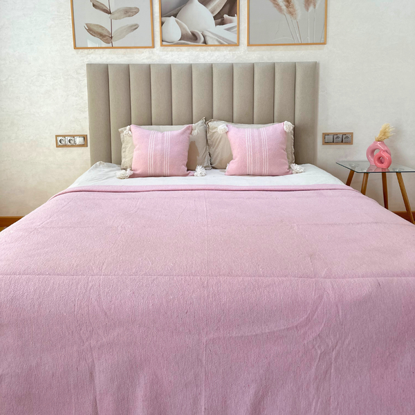 Plaid artisanal uni à pompon rose 2,80m x 2,00m