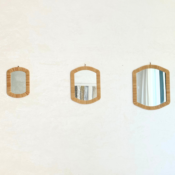 Miroir artisanal rectangulaire arrondi – Cadre en raphia naturel (3 tailles)