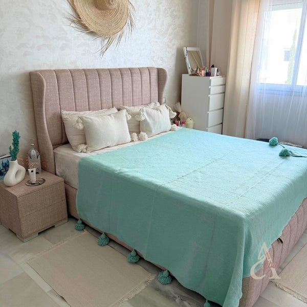 Plaid artisanal uni à pompons turquoise 2,80m x 2,00m