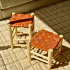 Tabouret artisanal Tazrout en bois naturel et cuir camel petit