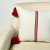Housse de coussin artisanale à pompons 50cmx50cm rayée blanc et rouge