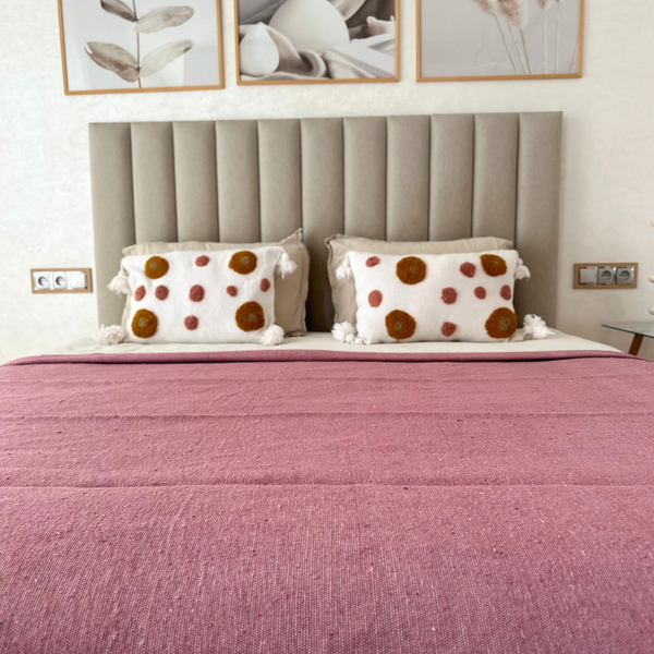 Housse de Coussin artisanale à pompons blanc à pois moutarde et rose 50cmx40cm