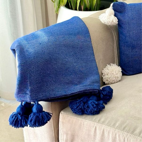 Plaid artisanal uni à pompon 90cm/180cm bleu roi
