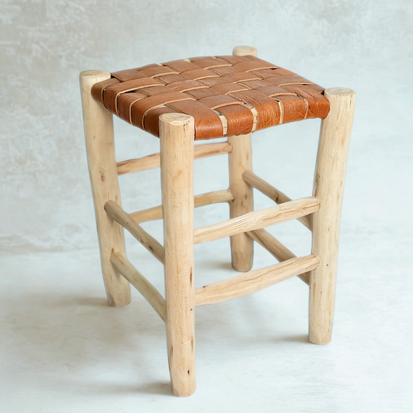 Tabouret artisanal Tazrout en bois naturel et cuir camel