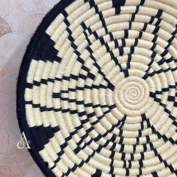 Plateau artisanal Talount Titrit bicolore noir et beige 45cm