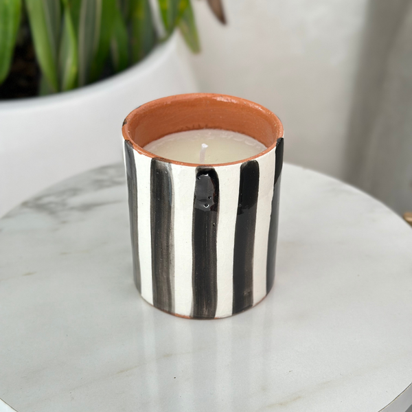 Bougie artisanale rayée noir en terre cuite parfum Ambre