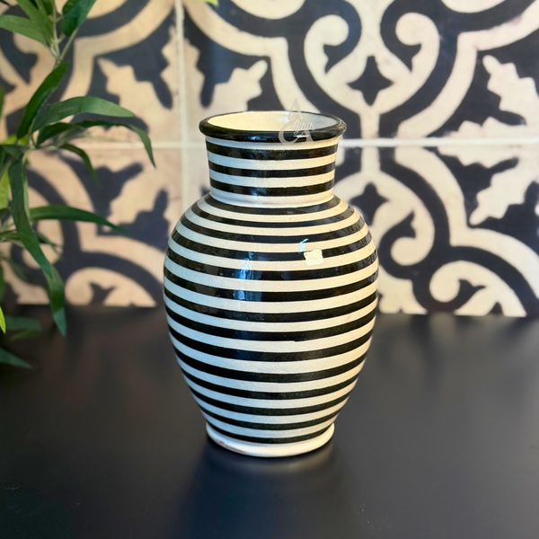 Vase artisanal bombé Kasbah noir rayé