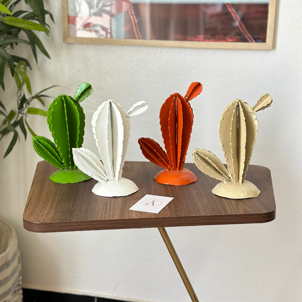 Petit cactus en métal coloré