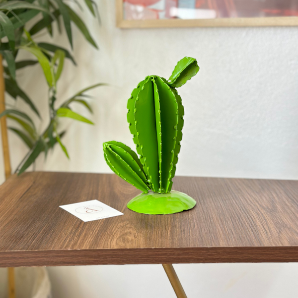 Petit cactus en métal coloré