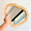 Miroir artisanal Tayri en forme de cœur – Cadre en raphia naturel (3 tailles)