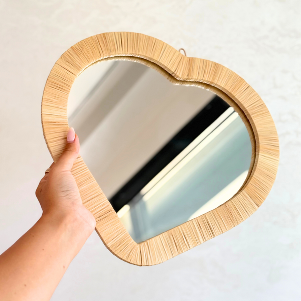 Miroir artisanal Tayri en forme de cœur – Cadre en raphia naturel (3 tailles)