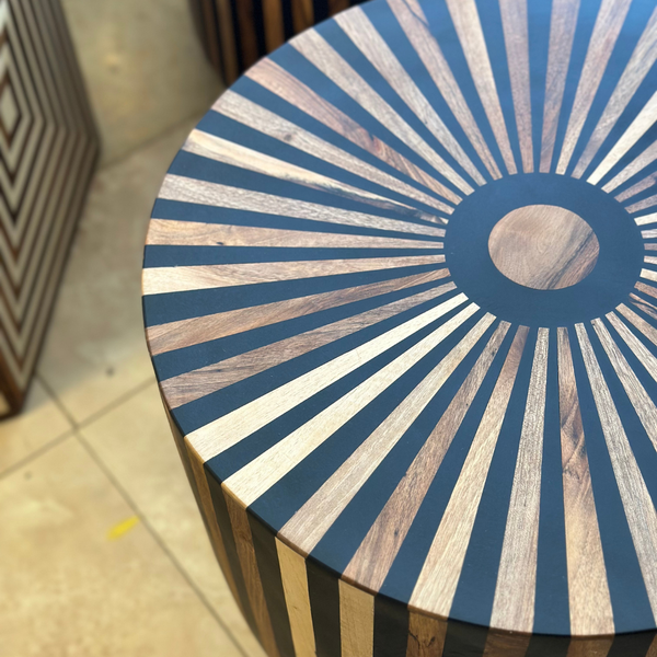 Table basse en bois et résine noire