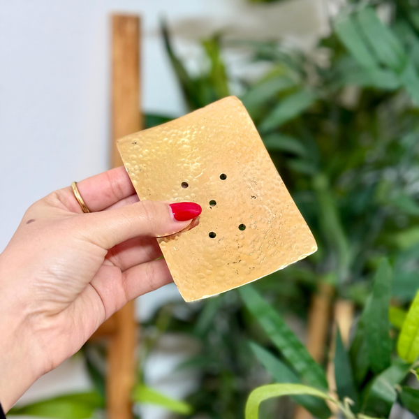Porte-savon artisanal en laiton doré martelé Tazrart