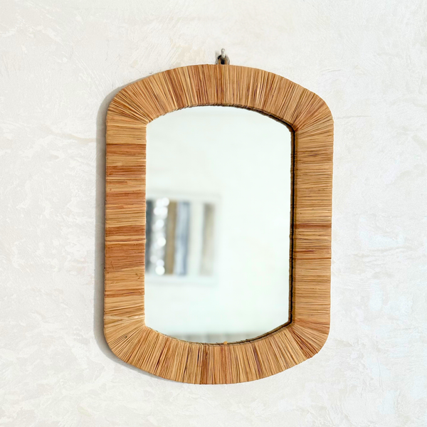 Miroir artisanal rectangulaire arrondi – Cadre en raphia naturel (3 tailles)