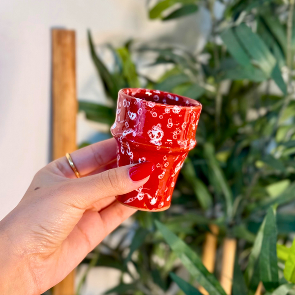 Tasse à café artisanale mouchetée