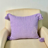 Housse de coussin artisanale à pompons unie violet
