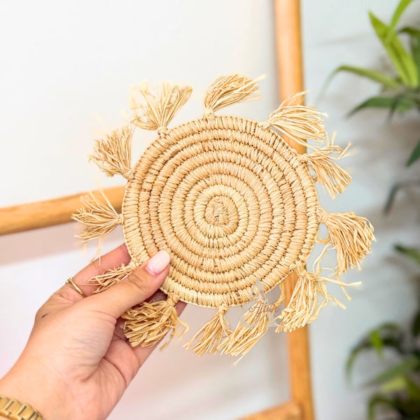 Sous-tasse en raphia naturel à pompons