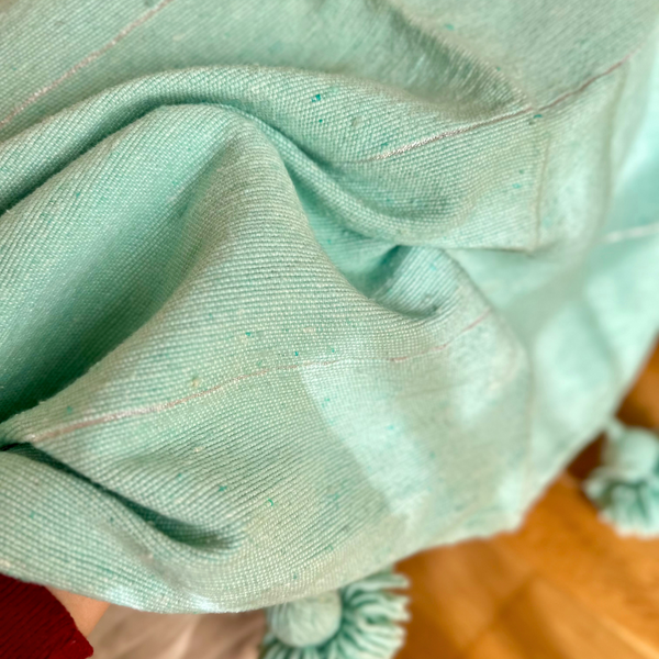 Plaid artisanal à pompons turquoise liseré argenté 2,80m x 2,00m
