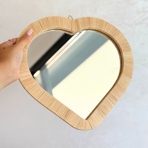 Miroir artisanal Tayri en forme de cœur – Cadre en raphia naturel (3 tailles)