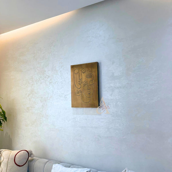 Tableau Oudm en laiton doré vieilli - Art abstrait visage linéaire gravé