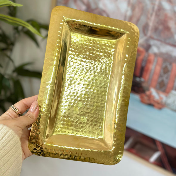 Plateau martelé rectangulaire en laiton doré