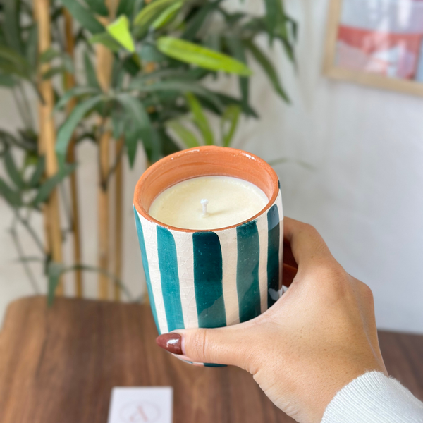 Bougie artisanale rayée en terre cuite parfum Jasmin