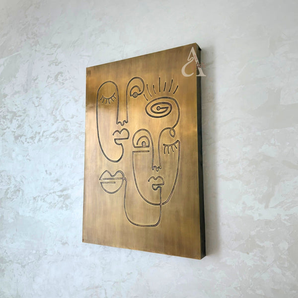 Tableau Oudm en laiton doré vieilli - Art abstrait visage linéaire gravé