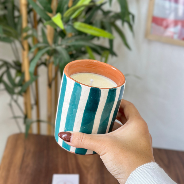 Bougie artisanale rayée en terre cuite parfum Jasmin