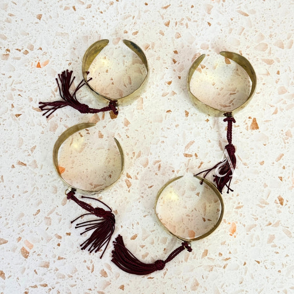 Ronds de serviette de table en laiton doré à pompons (Lot de 4)