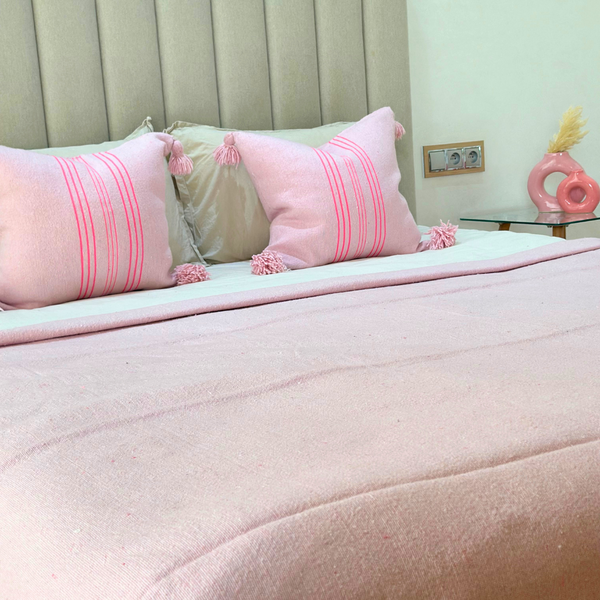 Plaid artisanal uni à pompon rose 2,80m x 2,00m