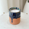 Bougie artisanale parfumée bicolore – Pot terracotta & bleu