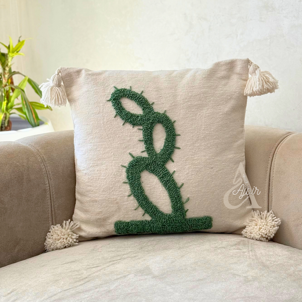 Housse de coussin en coton artisanal à pompons blanc motif cactus vert 50×50 cm