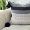 Housse de coussin à pompons 50cmx50cm taupe gris et noir - Ajbir