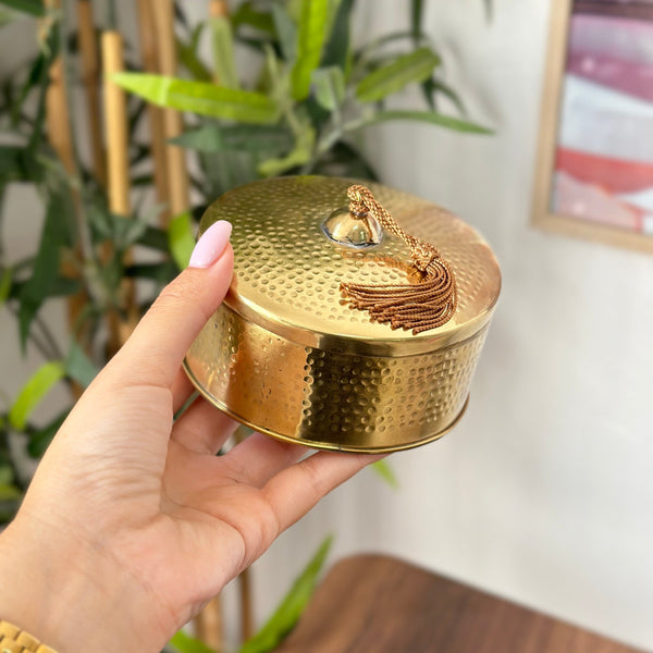 Boite de rangement en laiton doré martelée