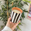 Bougie artisanale rayée noir en terre cuite parfum Ambre