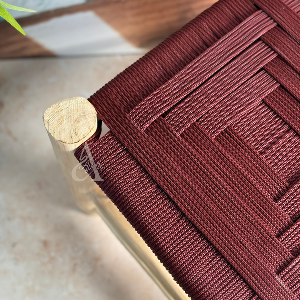 Tabouret artisanal TADART – Bois naturel & tressage bordeaux
