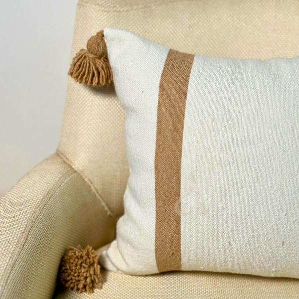 Housse de coussin artisanale à pompons rayée en blanc et beige