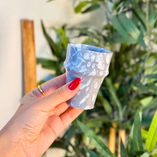 Tasse à café artisanale mouchetée