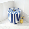 Table d'appoint en résine blanc et bleu