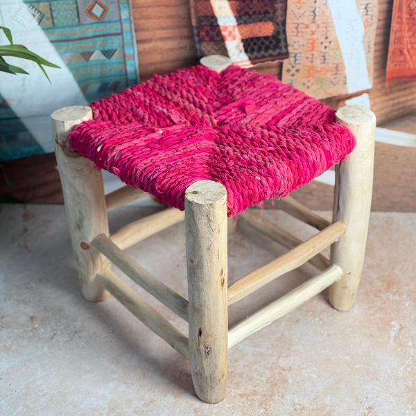 Tabouret artisanal TAFUKT en Bois naturel & tressage rose fuchsia