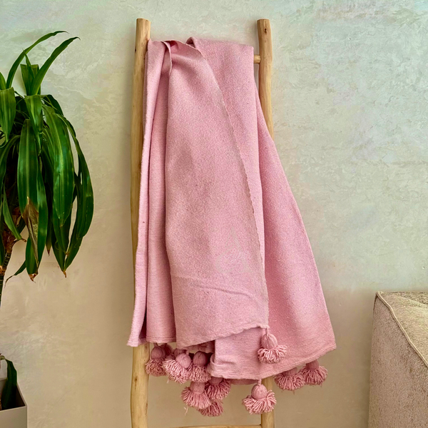 Plaid artisanal uni à pompon rose 2,80m x 2,00m