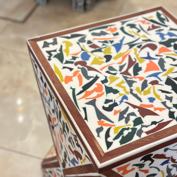 Table carrée en bois et résine colorée