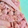 Plaid artisanal uni à pompon rose 2,80m x 2,00m