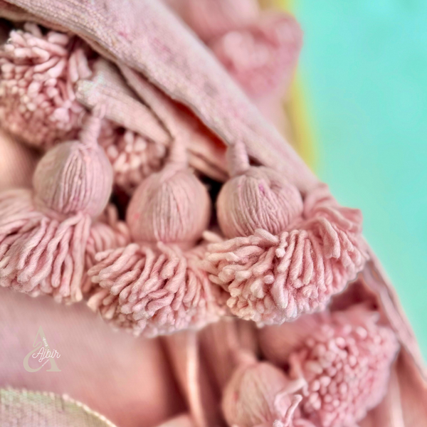 Plaid artisanal uni à pompon rose 2,80m x 2,00m