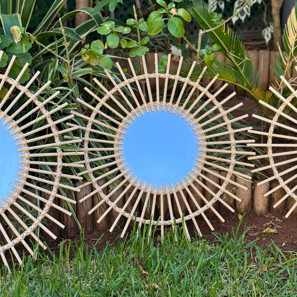 Miroir artisanal rond – Cadre en raphia naturel