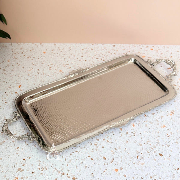 Plateau artisanal rectangulaire martelé argenté à anses