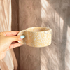 Mug artisanal à anse plate moucheté Tiwizi