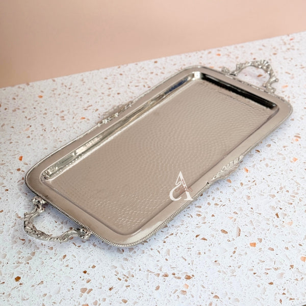 Plateau artisanal rectangulaire martelé argenté à anses