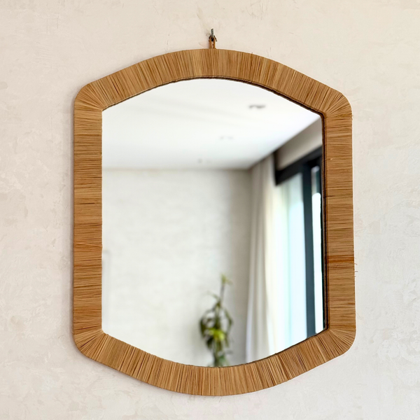Miroir artisanal rectangulaire arrondi – Cadre en raphia naturel (3 tailles)